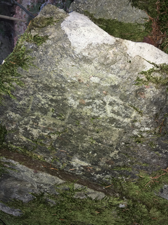 Sten med inristad text